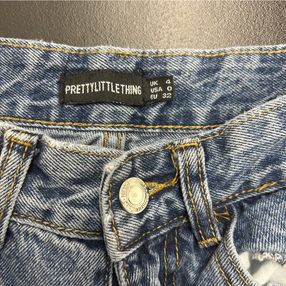 PrettyLittleThing Light Blue Relaxed Jeans - Picture 2 of 3